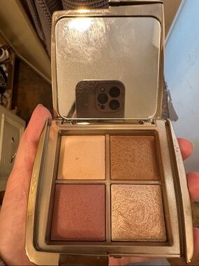 Hourglass Ambient lightening mini edit. Highlight, bronze and blush